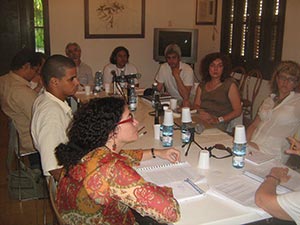 Sesión de trabajo en grupos, con la asesoría del tutor Orlando Senna, cineasta brasileño
