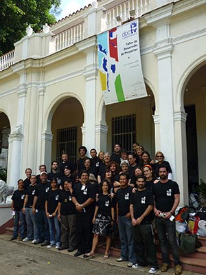 Participantes del Taller de Desarrollo de Proyectos DOCTV Latinoamérica II, en la entrada de la sede de la Fundación del Nuevo Cine Latinoamericano