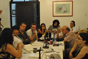 Sesión de trabajo en grupos, con la asesoría del tutor Manuel Pérez Paredes, cineasta cubano
