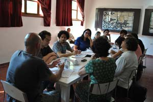 Sesión de trabajo en grupos, con la asesoría del tutor Aldo Garay, documentalista uruguayo