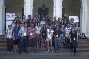 Participantes del Taller de Desarrollo de Proyectos DOCTV Latinoamérica IV, en la entrada de la sede de la Fundación del Nuevo Cine Latinoamericano